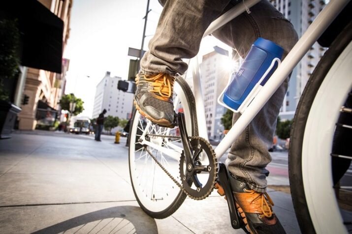 Чувак с колонкой