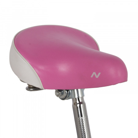 Велосипед NOVATRACK BUTTERFLY 20" (2022) (Велосипед NOVATRACK 20" BUTTERFLY сталь, белый-розовый, 6-скор, TY21/RS35/SG-6SI, V-brake, багажник)